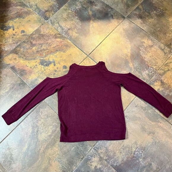 Hippie Rose Maroon Burgundy Peek Cold Shoulder Sweater Size Junior Large - Picture 9 of 11